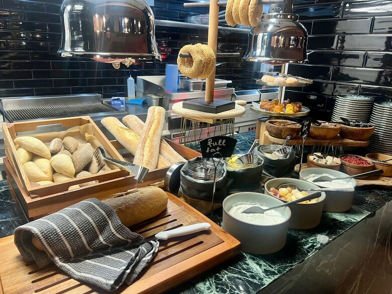 Anise, Aluma Hotel & Resort