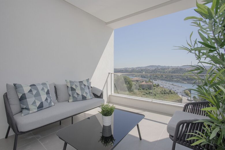 Liiiving - Luxury River View Apartment III