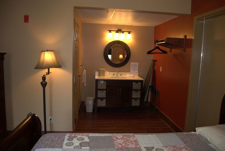 Put In Bay Victory Station Hotel
