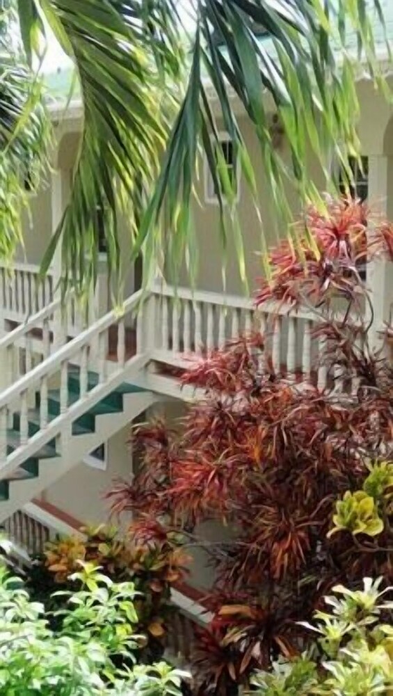 Island Inn Apartments
