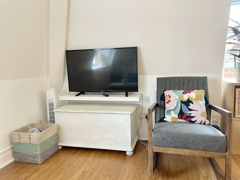 Bright 1 Double Bed Apartment Near Cabot Circus