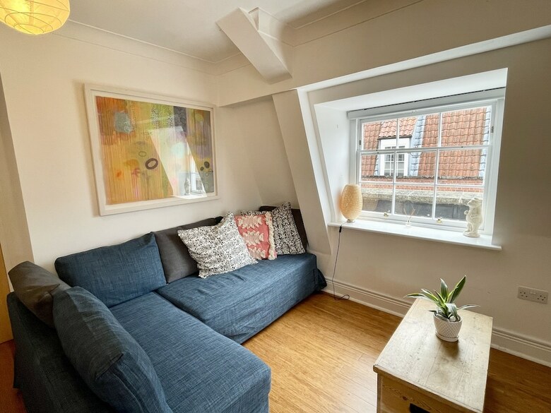 Bright 1 Double Bed Apartment Near Cabot Circus