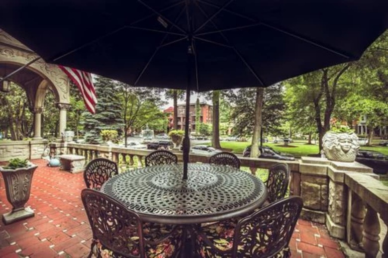 Bed & Breakfast Inn At St James Court