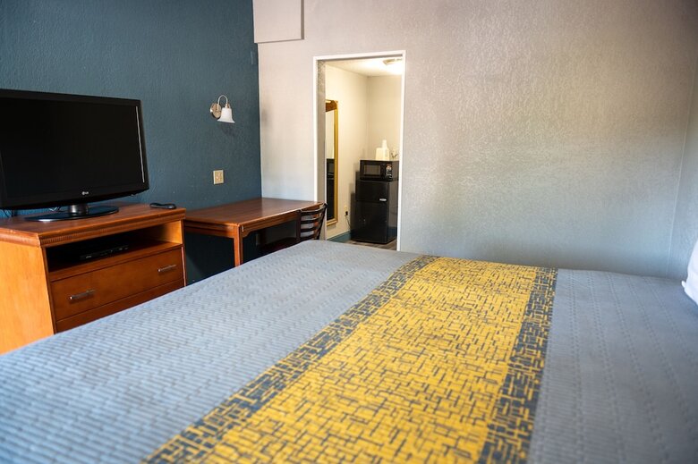 Hotel Riverside Inn And Suites