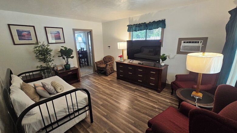Cedar Lodge Motel