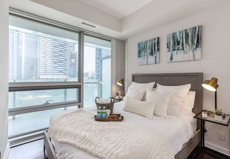 Hotel 12 York St Condo - Financial District