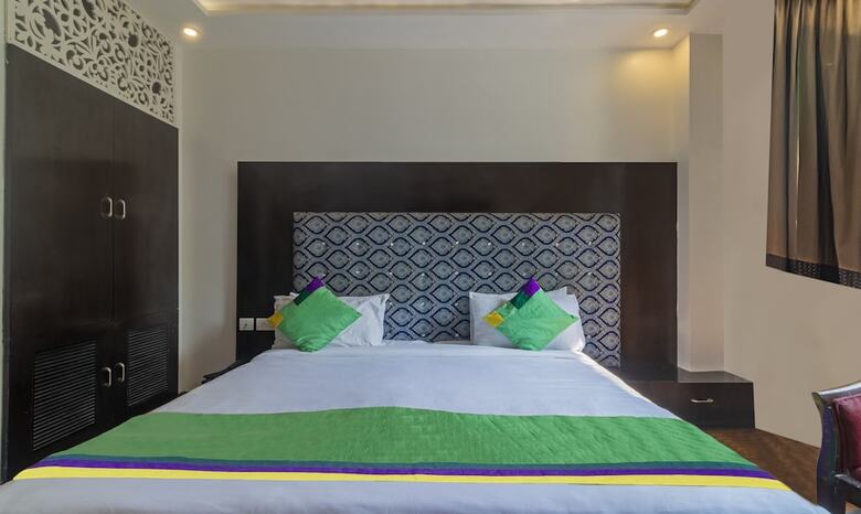 Hotel Treebo The Royal Taj