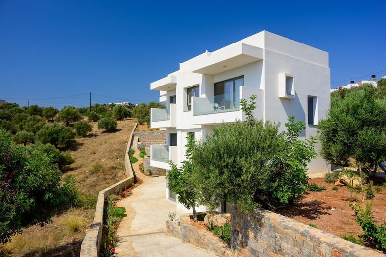 Roots Suites In Crete