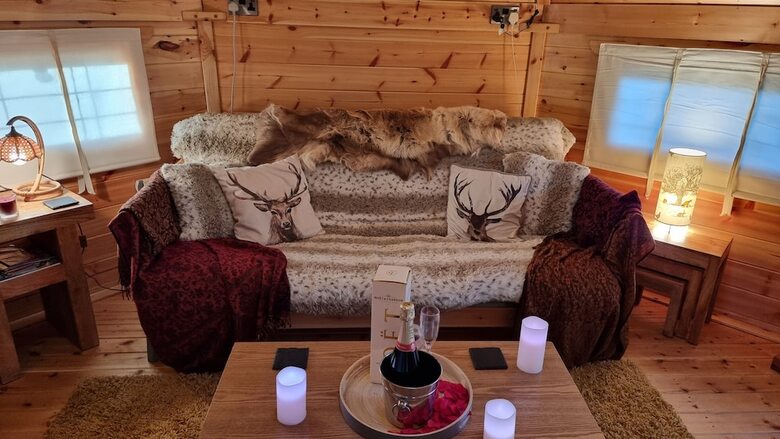 Cozy Cabin With Hot Tub Retreat In Anglesey