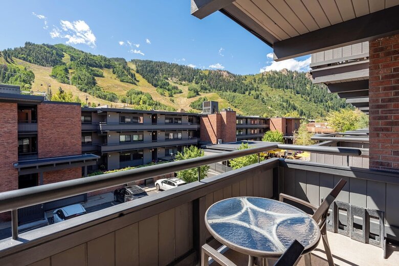 Aparthotel Aspen Square Condominium Hotel