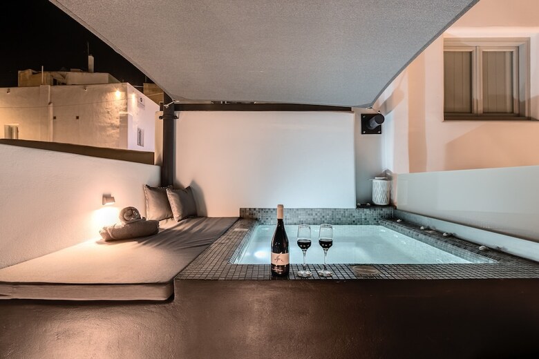 Hotel Tiara Suites