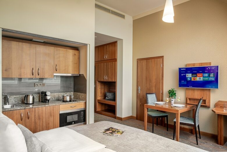 Aparthotel Crown Palace Apartments By Adrez