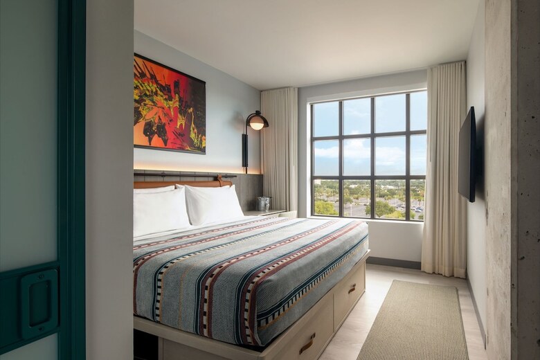 Hotel Moxy St. Petersburg Downtown