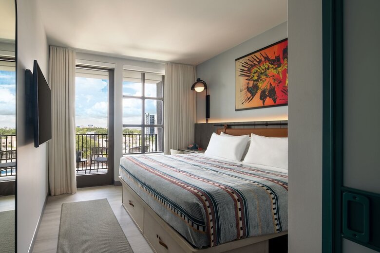 Hotel Moxy St. Petersburg Downtown