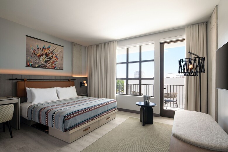 Hotel Moxy St. Petersburg Downtown