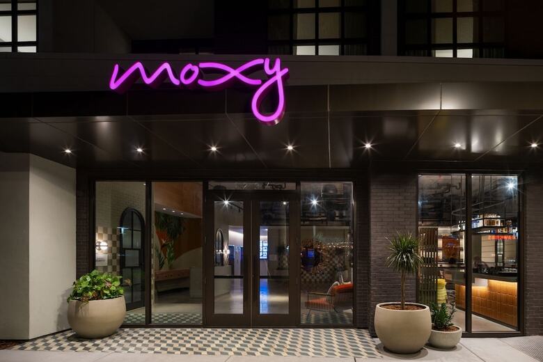 Hotel Moxy St. Petersburg Downtown