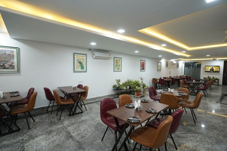 Hotel Posh Garden Inn