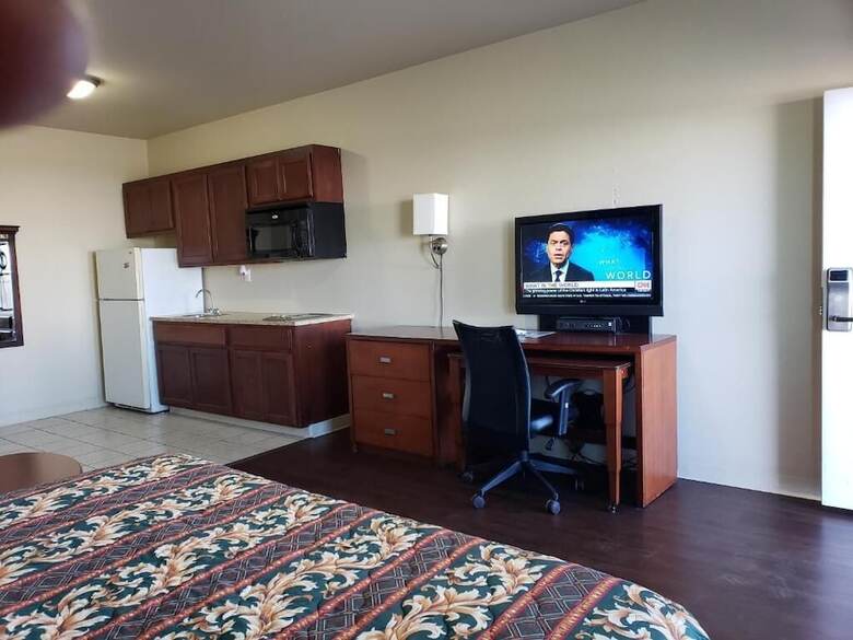 Motel Crossroads Inn & Suites