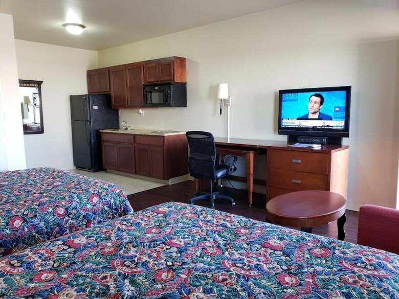 Motel Crossroads Inn & Suites