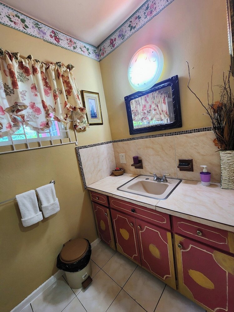 Bed & Breakfast 237 Bratton Ave