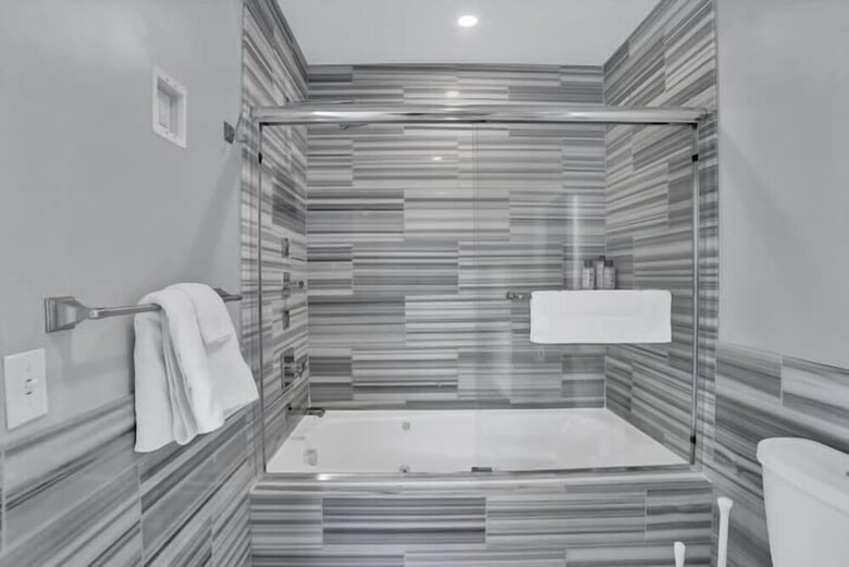 Aparthotel Two Posh Cozysuites Ppg Paints Arena