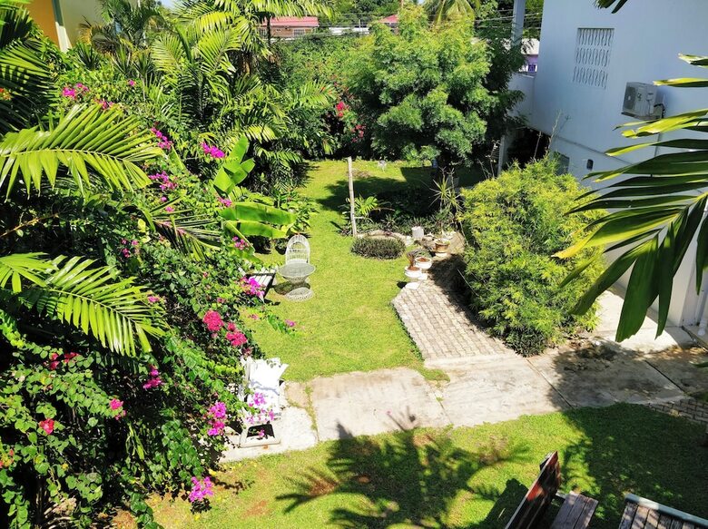Bananaquit Apartments