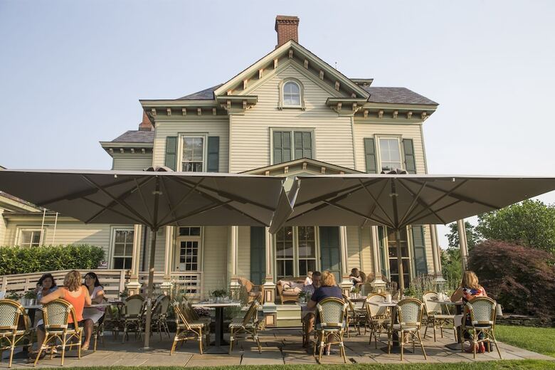 Hotel Jedediah Hawkins Inn