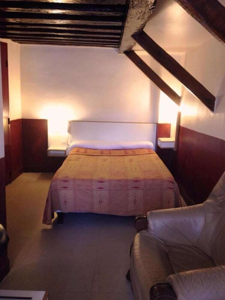 Hotel Du Pont Neuf