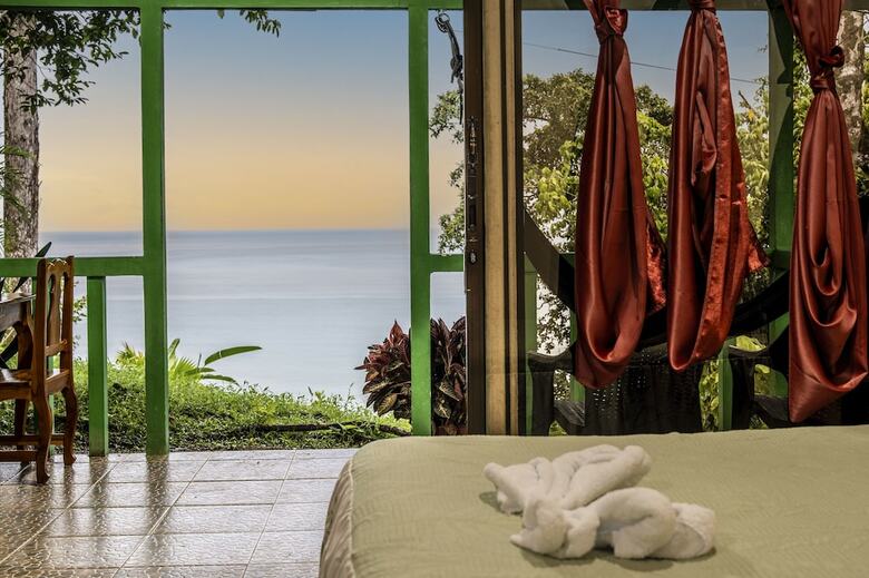 Cotingas Ocean View