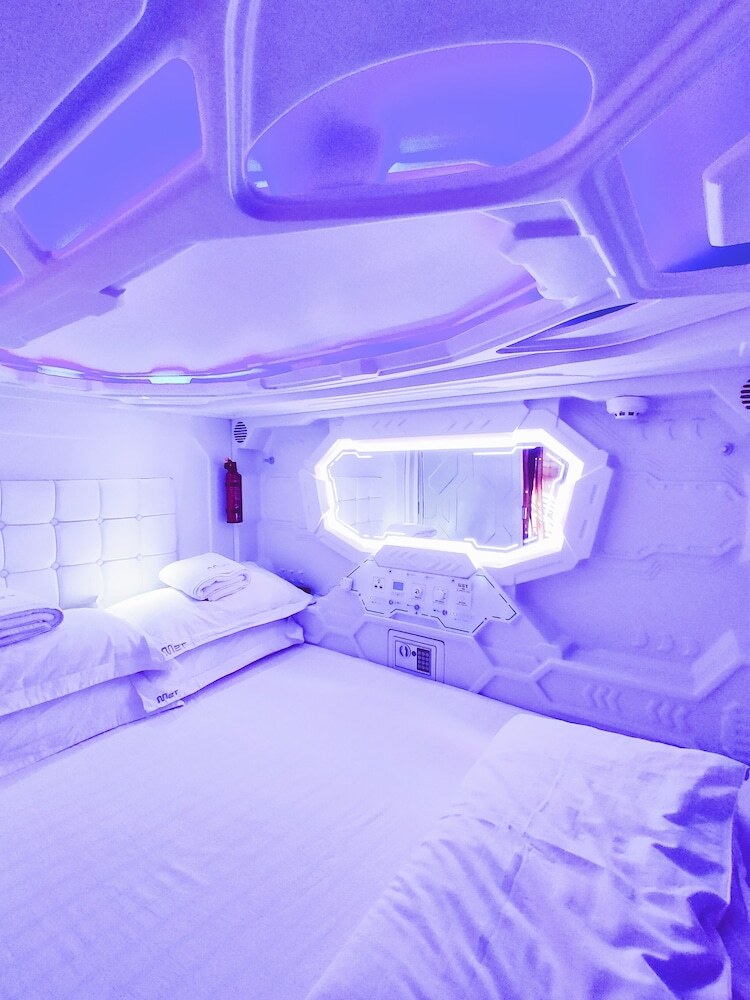 Hotel Met A Space Pod @ Arab Street