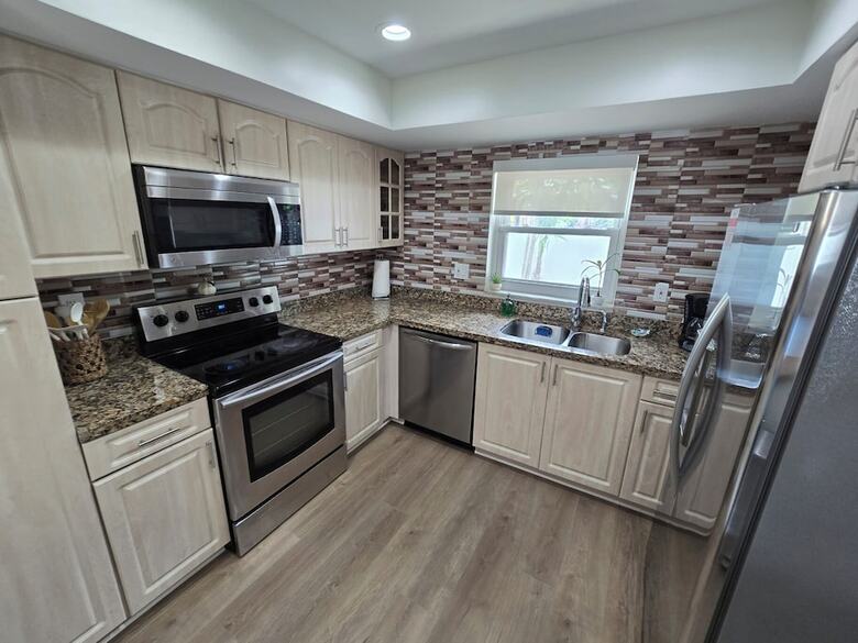 Luxurious & Spacious Townhouse In Prime Location