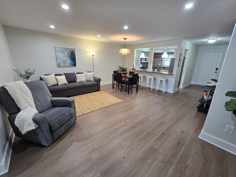 Luxurious & Spacious Townhouse In Prime Location