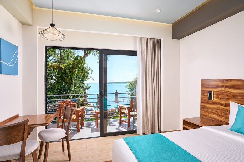 Cristalino Lagoon Front Hotel Restaurant & Spa