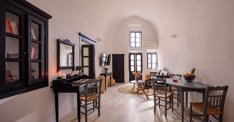 Firalia, Casa In Rock Suites