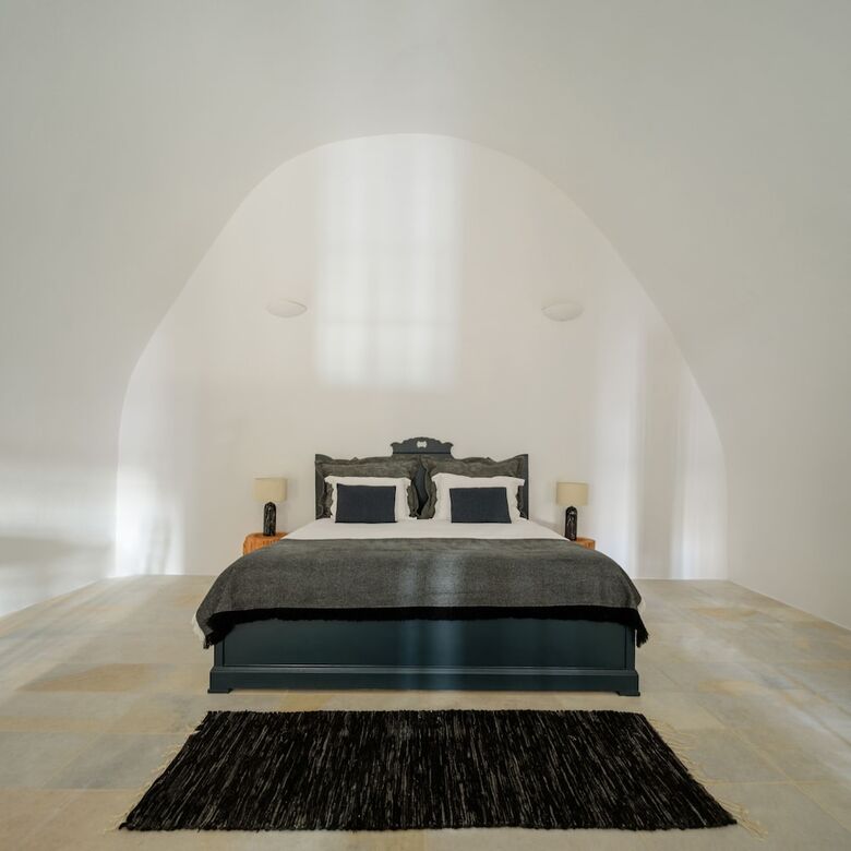 Firalia, Casa In Rock Suites
