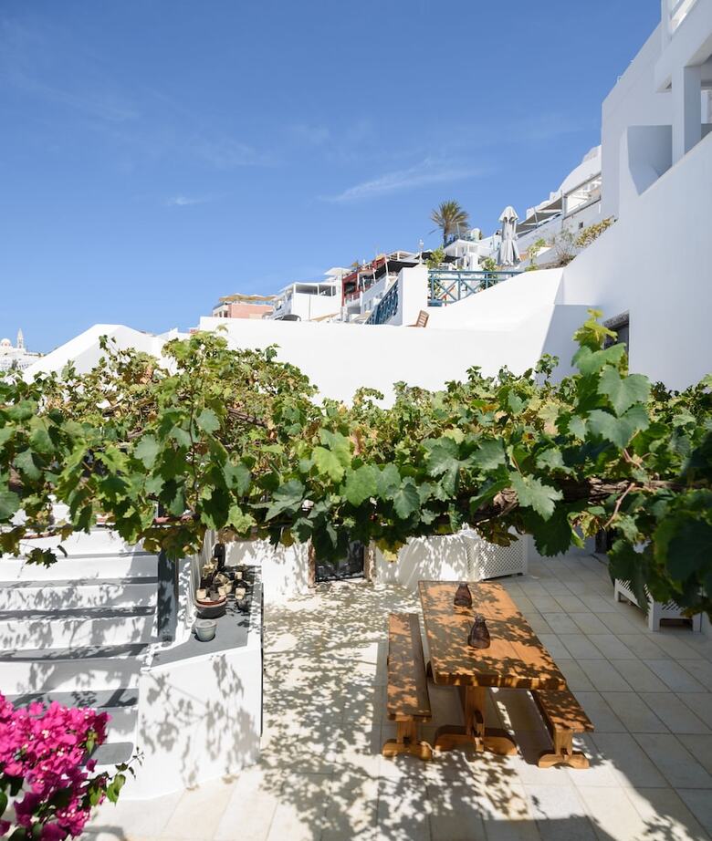 Firalia, Casa In Rock Suites