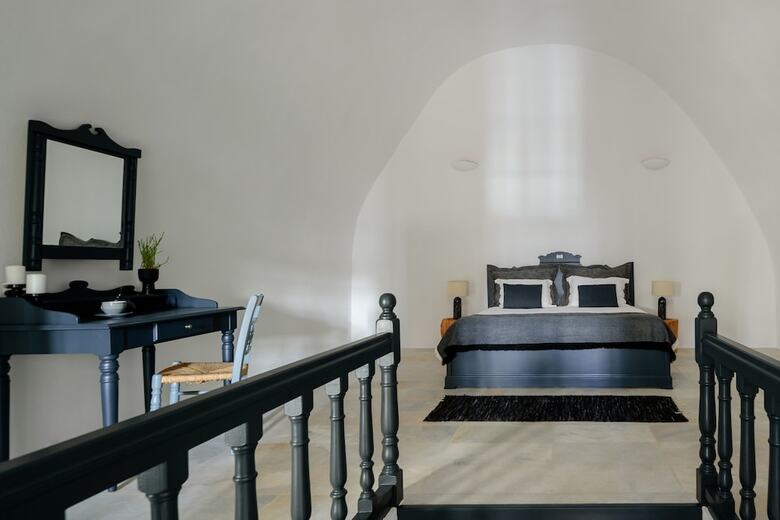 Firalia, Casa In Rock Suites