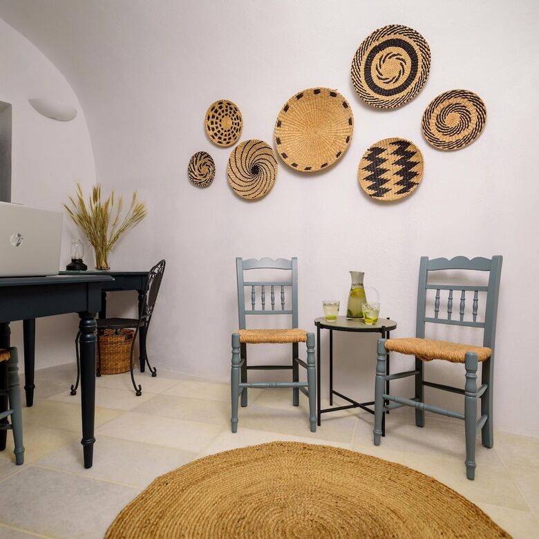 Firalia, Casa In Rock Suites