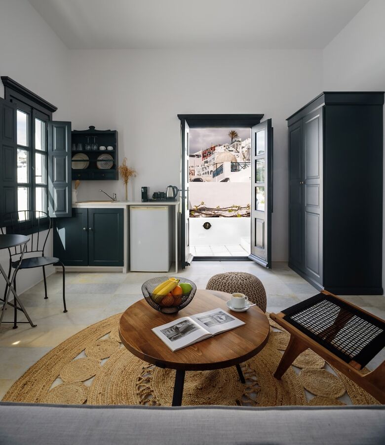Firalia, Casa In Rock Suites