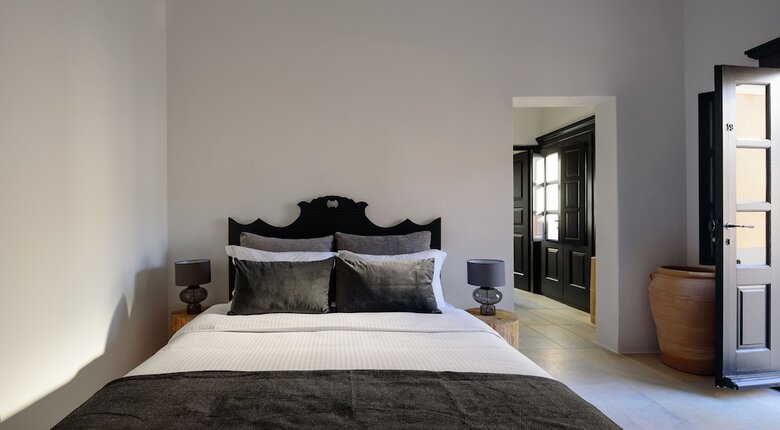 Firalia, Casa In Rock Suites