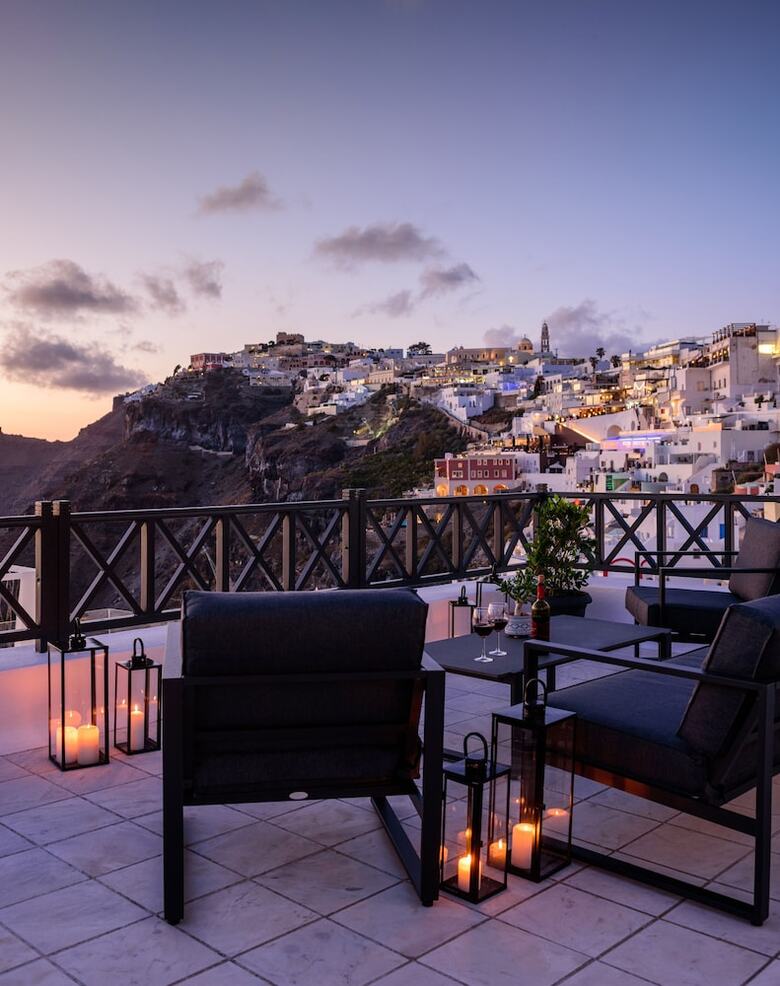 Firalia, Casa In Rock Suites