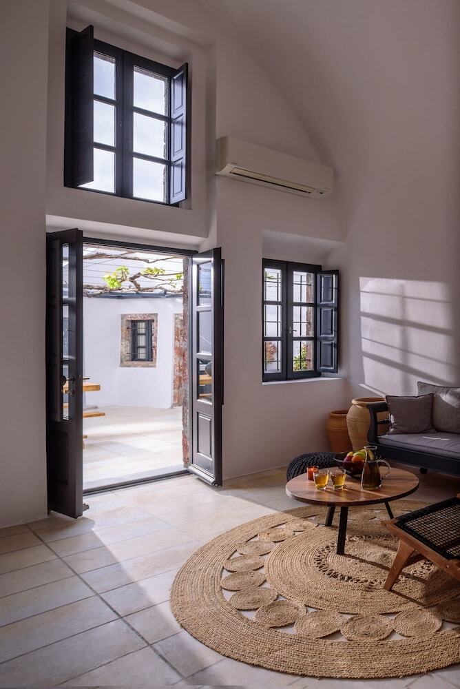 Firalia, Casa In Rock Suites