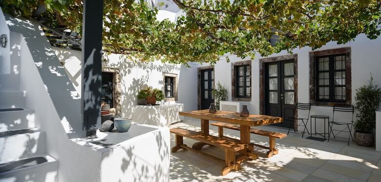 Firalia, Casa In Rock Suites
