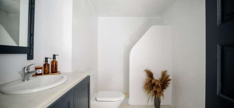 Firalia, Casa In Rock Suites