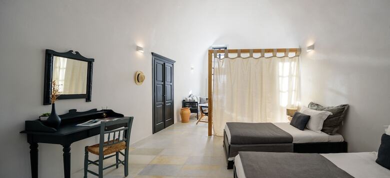 Firalia, Casa In Rock Suites