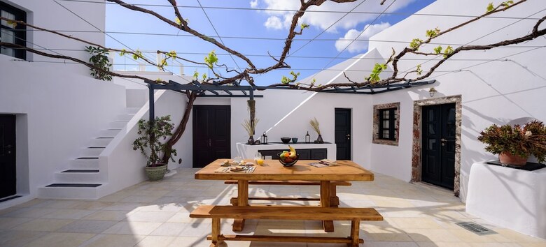 Firalia, Casa In Rock Suites