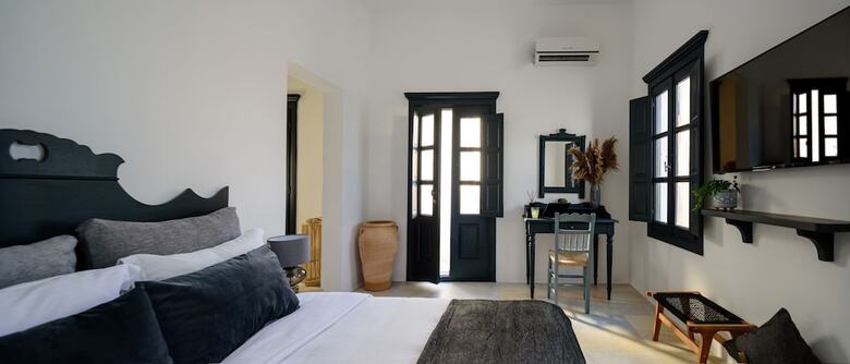 Firalia, Casa In Rock Suites