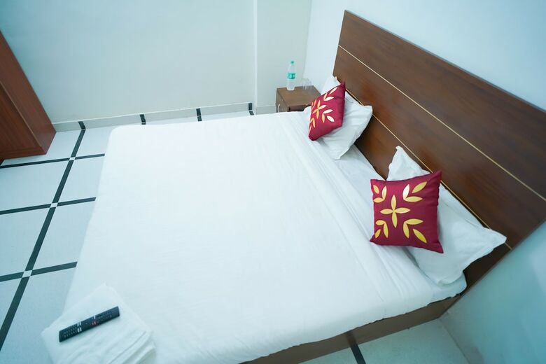 Hotel Roomshala 045 Galaxy Noida 35