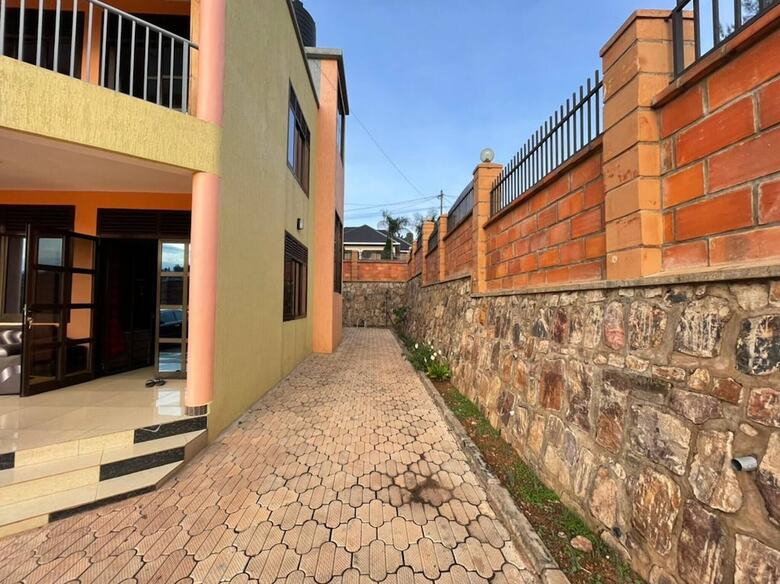 Room-nshuti Spacious Quiet Rm For Short