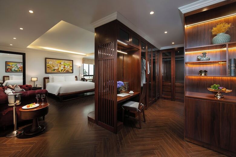 May De Ville Crown Hotel
